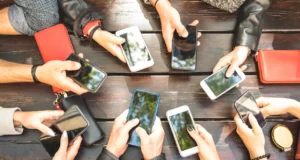 Запрет на использование мобильных телефонов в школах Нью-Йорка приводит к удивительному результату: дети начали общаться друг с другом